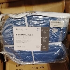 5pc Twin Blue Bedding Set - Comforter and Fitted Sheet included